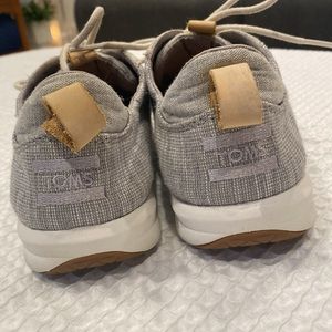 TOMS tennis / sneakers size 9 1/2